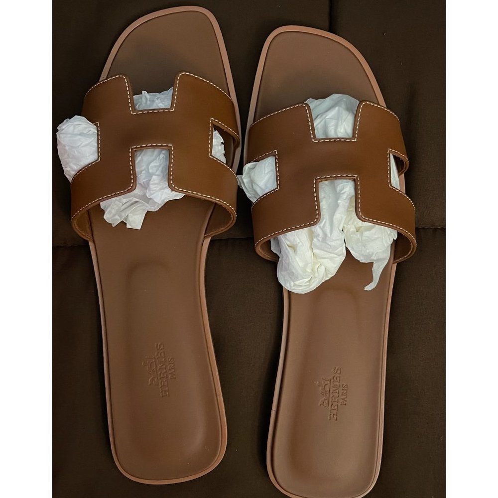 Hermes Oran Sandal in Gold Piqûres Écrues